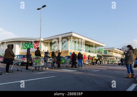 Middlesex, Royaume-Uni. 21 mars 2020. Le Royaume-Uni s'adjure à la vie sous la pandémie de Coronavirus UNE femme dans un masque de visage photographie la file d'attente comme les gens pratiquent l'éloignement social tout en faisant la queue pour le supermarché que la pandémie mondiale de coronavirus COVID-19 accélère. Crédit: amanda rose/Alay Live News Banque D'Images