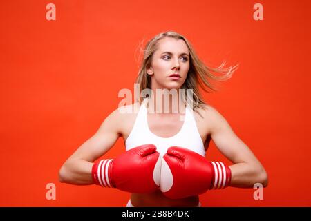 Athlète féminin posant avec des gants de boxe Banque D'Images