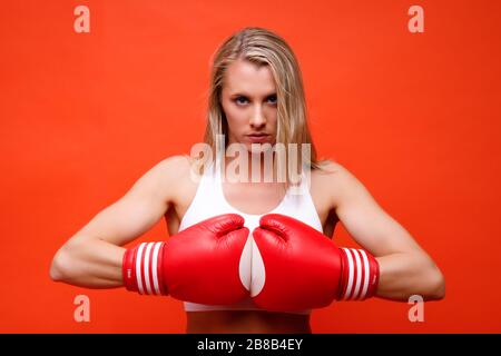 Athlète féminin posant avec des gants de boxe Banque D'Images