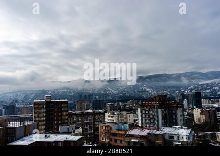 Vue spectaculaire sur le ciel et les nuages sur le centre-ville de Tbilissi, Géorgie Banque D'Images