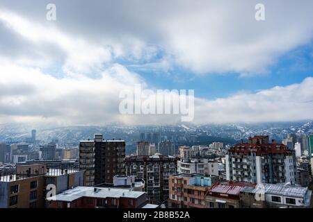 Vue spectaculaire sur le ciel et les nuages sur le centre-ville de Tbilissi, Géorgie Banque D'Images