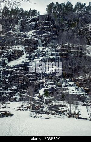 Twindefossen en hiver en Norvège. Banque D'Images