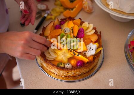 Faire du gâteau avec des fruits frais dragon fruits papaye carambola Banque D'Images