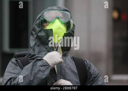 Un membre de l'unité espagnole de l'armée d'urgence porte des vêtements de protection lors d'une séance de désinfection à Puerta del sol, Madrid.les missions de désinfection sont effectuées chaque jour par les membres de l'UME (unité espagnole de l'armée d'urgence) depuis que l'état d'alarme a été déclaré en Espagne le samedi 14 mars. Le pays a été dans un verrouillage à mesure que les victimes de coronavirus augmentent. Banque D'Images