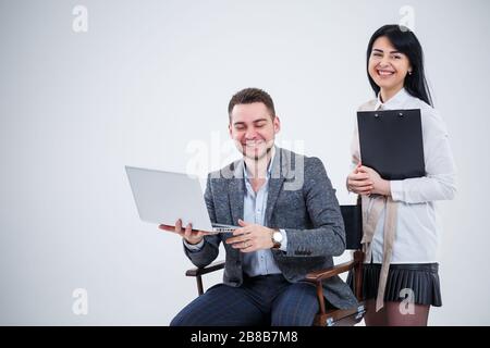 Le conseiller en chef du mentor enseignant parle d'un nouveau projet en ligne pour une jeune stagiaire étudiante, un chef de file concentré, un directeur exécutif, un étudiant en enseignement Banque D'Images