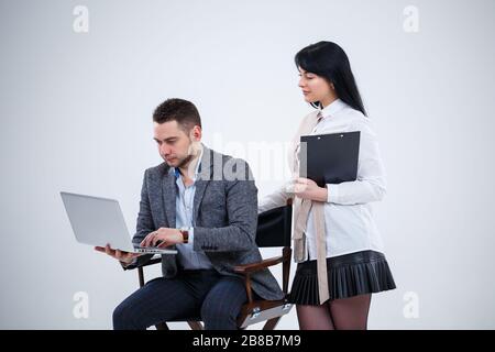 Le conseiller en chef du mentor enseignant parle d'un nouveau projet en ligne pour une jeune stagiaire étudiante, un chef de file concentré, un directeur exécutif, un étudiant en enseignement Banque D'Images