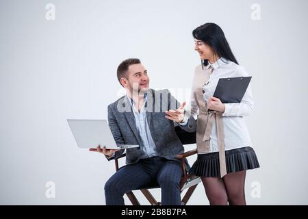 Le conseiller en chef du mentor enseignant parle d'un nouveau projet en ligne pour une jeune stagiaire étudiante, un chef de file concentré, un directeur exécutif, un étudiant en enseignement Banque D'Images