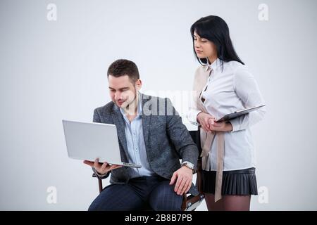 Le conseiller en chef du mentor enseignant parle d'un nouveau projet en ligne pour une jeune stagiaire étudiante, un chef de file concentré, un directeur exécutif, un étudiant en enseignement Banque D'Images