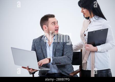 Le conseiller en chef du mentor enseignant parle d'un nouveau projet en ligne pour une jeune stagiaire étudiante, un chef de file concentré, un directeur exécutif, un étudiant en enseignement Banque D'Images