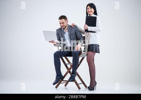 Le conseiller en chef du mentor enseignant parle d'un nouveau projet en ligne pour une jeune stagiaire étudiante, un chef de file concentré, un directeur exécutif, un étudiant en enseignement Banque D'Images