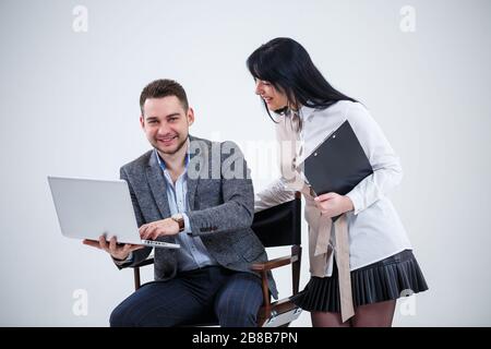 Le conseiller en chef du mentor enseignant parle d'un nouveau projet en ligne pour une jeune stagiaire étudiante, un chef de file concentré, un directeur exécutif, un étudiant en enseignement Banque D'Images