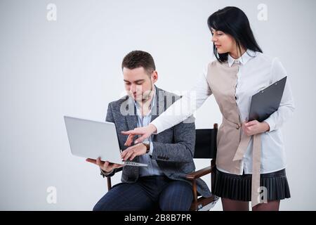 Le conseiller en chef du mentor enseignant parle d'un nouveau projet en ligne pour une jeune stagiaire étudiante, un chef de file concentré, un directeur exécutif, un étudiant en enseignement Banque D'Images