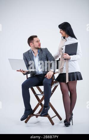 Le conseiller en chef du mentor enseignant parle d'un nouveau projet en ligne pour une jeune stagiaire étudiante, un chef de file concentré, un directeur exécutif, un étudiant en enseignement Banque D'Images