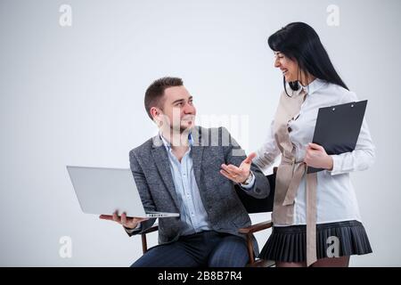 Le conseiller en chef du mentor enseignant parle d'un nouveau projet en ligne pour une jeune stagiaire étudiante, un chef de file concentré, un directeur exécutif, un étudiant en enseignement Banque D'Images