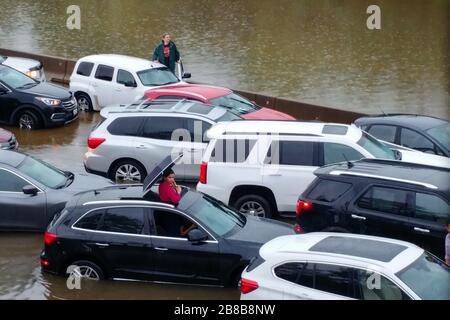 Les voitures sont bloquées sur l'Interstate 10 près de T.C. Jester pendant des heures pendant les inondations causées par la tempête tropicale Imelda Banque D'Images