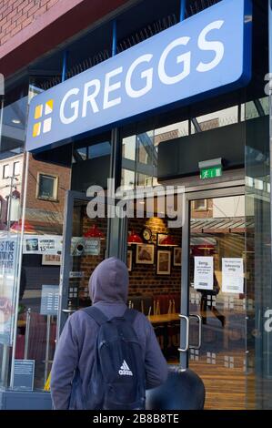 21 mars 2020 Harrow Londres. Un homme qui s'est enfermé dans Greggs à Harrow, dans le Hill Town Centre Aujourd'hui 21/03/2020 , Greggs offre seulement un service à emporter en raison de Boris Johnson MP qui commande des pubs, bars et restaurants britanniques pour fermer, une partie des mesures plus sévères pour protéger les citoyens contre le coronavirus. Banque D'Images