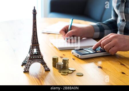 Homme comptant le budget de voyage, les dépenses de vacances ou les frais d'assurance. Voyageur qui planifie des vacances en Europe. Vols bon marché et hôtel. Banque D'Images