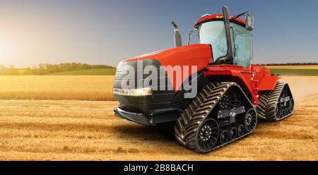 Tracteur agricole à chenilles en caoutchouc rouge Banque D'Images