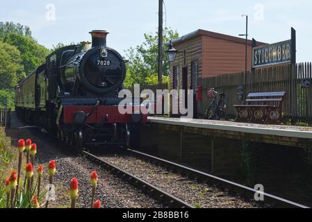 7800 (Manor) locomotive à vapeur de classe 'Odney Manor' arrivant à la gare de Stogumber sur le chemin de fer West Somerset en direction de Minehead, Angleterre, Royaume-Uni Banque D'Images