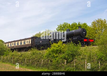 La locomotive à vapeur des chemins de fer britanniques 53808 tire un train vers la gare Crowcombe Heathfield sur le West Somerset Railway. Banque D'Images