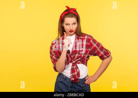 Je te l'ai dit ! Portrait d'une fille flippée stricte dans une chemise à damier et un bandeau enseignant avec un geste émonant, avertissement regardant bossy, concept dissipé. Banque D'Images