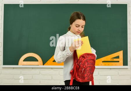 manuel d'écriture. cours de mathématiques. smart hipster enfant adolescent. enfant prêt à étudier. touriste ou étudiant. voyage pour l'éducation à l'étranger. Retour à l'école. Happy Girl porter sac à dos au tableau noir. Banque D'Images