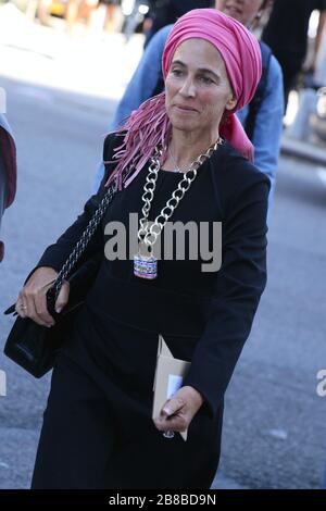New York, NY, États-Unis. 10 septembre 2014 - une femme porte un collier orné de cadenas CHANEL pendant la semaine de la mode de New York Banque D'Images