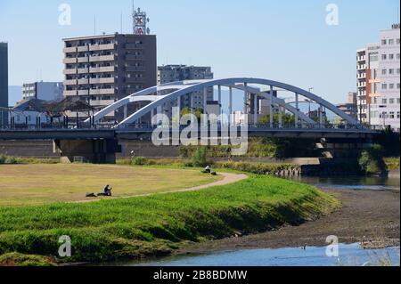 Vue sur le pont Shirakawa et la rivière Shirakawa à Kumamoto Banque D'Images