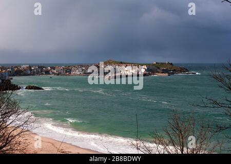 Stormcloud au-dessus de St. Ives de Porthminster point, Cormwall, Royaume-Uni Banque D'Images