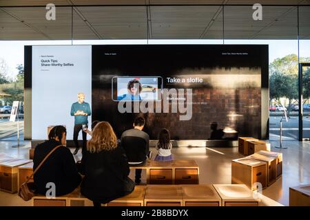 Clients au Apple Park Visitor Center de Cupertino. Banque D'Images