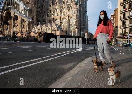 Nilda prend une paire de chiens de sa sœur alors que sa sœur nettoie sa maison avec de l'alcool et de l'eau de Javel. Ils ont des voisins vieux et sont af Banque D'Images