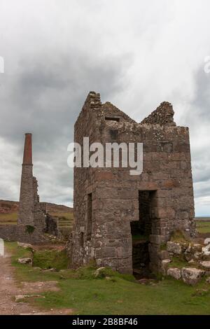 Les ruines pittoresques de la mine Carn Galver et du moteur, Penwith Peninsula, Cornwall, Royaume-Uni Banque D'Images