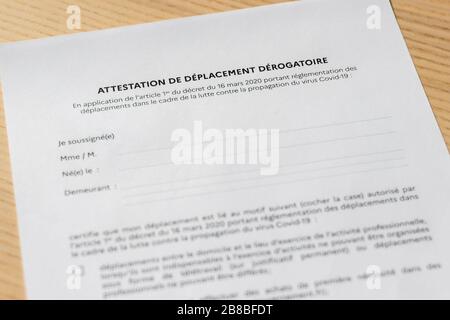 Attestation de déplacement auprès de la France Banque D'Images