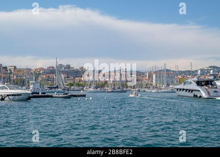 Cannes, France - 21.06.2019: Belle vue sur la ville et la marina. Vue sur le port de Cannes. Yachts de luxe dans le port. Lieux de voyage en France Banque D'Images