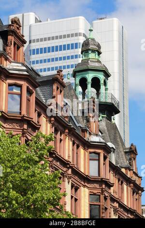 Architecture moderne et historique de grande taille à Francfort, Allemagne. Historische und moderne Hochhausschstorektur à Francfort-sur-le-Main, Allemagne. Banque D'Images