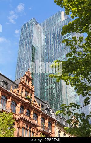 Architecture moderne et historique de grande taille à Francfort, Allemagne. Historische und moderne Hochhausschstorektur à Francfort-sur-le-Main, Allemagne. Banque D'Images