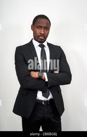 Homme d'affaires afro-américain confiant avec des bras repliés Banque D'Images