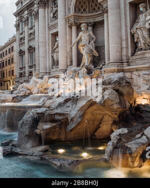 Statues à la fontaine de trevi avec masques chirurgicaux Banque D'Images