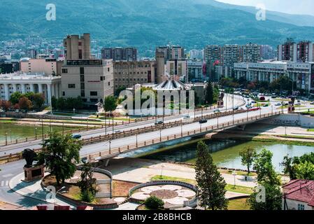 Skopje, Macédoine du Nord - 26 août 2018 : vue du centre-ville de Skopje sur la capitale de la Macédoine du Nord dans le sud-est de l'Europe Banque D'Images