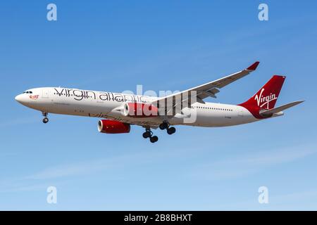 Londres, Royaume-Uni – 1er août 2018 : avion Airbus A330 Virgin Atlantic à l'aéroport de Londres Heathrow (LHR) au Royaume-Uni. Banque D'Images