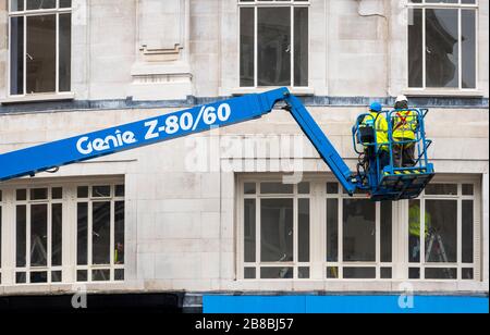 Les employés travaillant sur un pont élévateur à flèche articulée diesel à Liverpool Banque D'Images