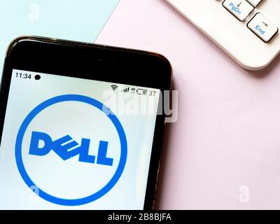 Dans cette illustration photo, le logo Dell s'affiche sur un smartphone Banque D'Images