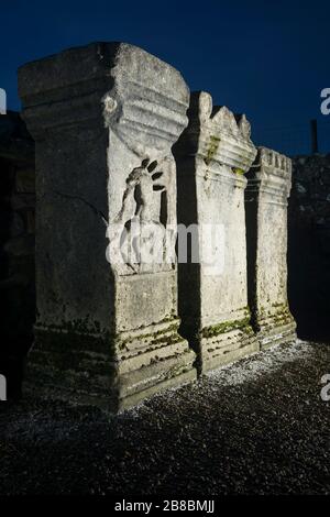 Les pierres de l'autel dans le temple Mithraïque de Brocolitia le long de la route du mur d'Hadrien dans le parc national de Northumberland, en Angleterre Banque D'Images