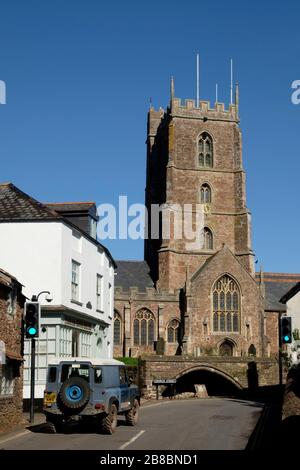 Dunster un petit village pittoresque sur Exmoor dans le nord de somerset UK. Église Saint-Georges Banque D'Images