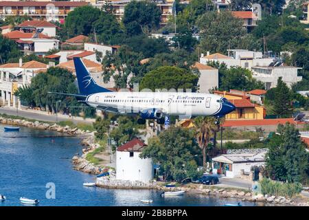 Skiathos, Grèce – 2 août 2019 : avion Blue Panorama Boeing 737-400 à l'aéroport de Skiathos (JSI) en Grèce. Boeing est une manufacture d'avions américaine Banque D'Images