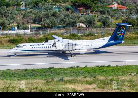 Skiathos, Grèce – 28 juillet 2019 : avion de Bombardier Air olympique DHC-8-400 à l'aéroport de Skiathos (JSI) en Grèce. Banque D'Images