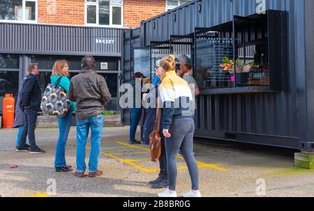 Roudon, Devon, Royaume-Uni. 21 mars 2020. La communauté locale se réunit au milieu de la crise de Corvid-19 : une nouvelle ferme de « l'entrée » a ouvert aujourd'hui à la boulangerie Rousdon Village Bakery pour permettre aux producteurs qui fournissent normalement des restaurants et des cafés locaux de vendre des produits frais directement à la communauté locale. La ferme a été créée dans des conteneurs garés sur la piste de la boulangerie Roudon Village et sera ouverte de 10:00 chaque jour pour fournir des produits frais directement au public. Crédit: Celia McMahon/Alay Live News Banque D'Images