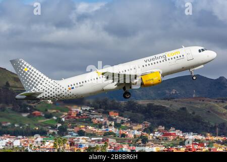 Tenerife, Espagne – 25 novembre 2019 : avion Vueling Airbus A 320 à l'aéroport de Tenerife Nord (TFN) en Espagne. Airbus est un constructeur européen d'avions Banque D'Images