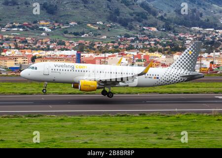 Tenerife, Espagne – 25 novembre 2019 : avion Vueling Airbus A 320 à l'aéroport de Tenerife Nord (TFN) en Espagne. Airbus est un constructeur européen d'avions Banque D'Images