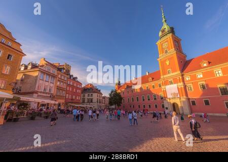 Varsovie, Pologne - 24 juin 2019 : Maisons colorées et Château Royal, Place de la vieille ville de la capitale polonaise Banque D'Images